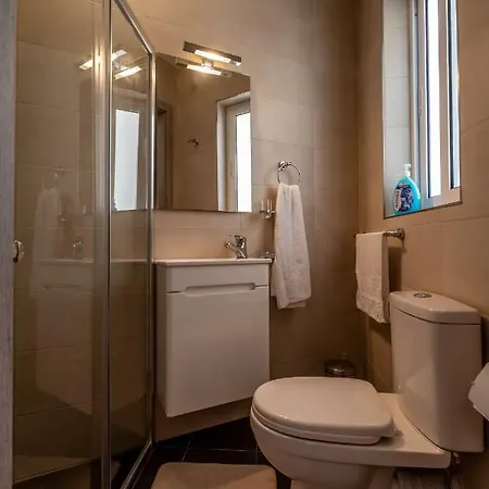 Modern 2 Bedroom - Walking Distance To Yacht Marina Apartment