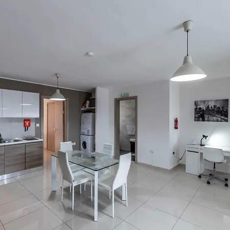 Modern 2 Bedroom - Walking Distance To Yacht Marina *