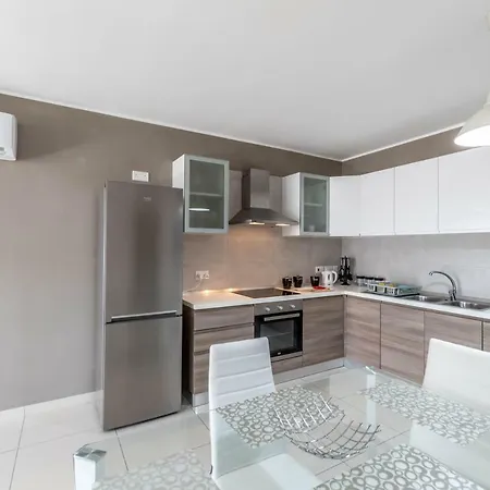 Modern 2 Bedroom - Walking Distance To Yacht Marina